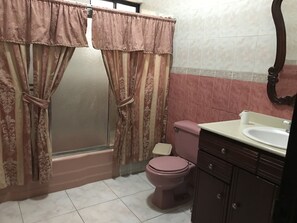 Ducha y bañera combinadas y bañera profunda
