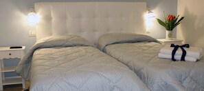 Twin Room (Selvaggio) | Minibar, desk, free WiFi, bed sheets - B&B Palazzo Rochira (Castellaneta)