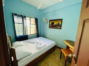 In-room safe, free WiFi, bed sheets - Hostel Manuel Antonio (Quepos)