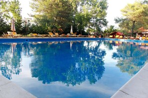 季节性开放的室外游泳池