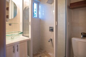 Shower, free toiletries, towels
