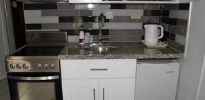 Estudio Confort, 1 cama matrimonial, para no fumadores | Cocina privada | Refrigerador con congelador, microondas, horno y parrilla de estufa 