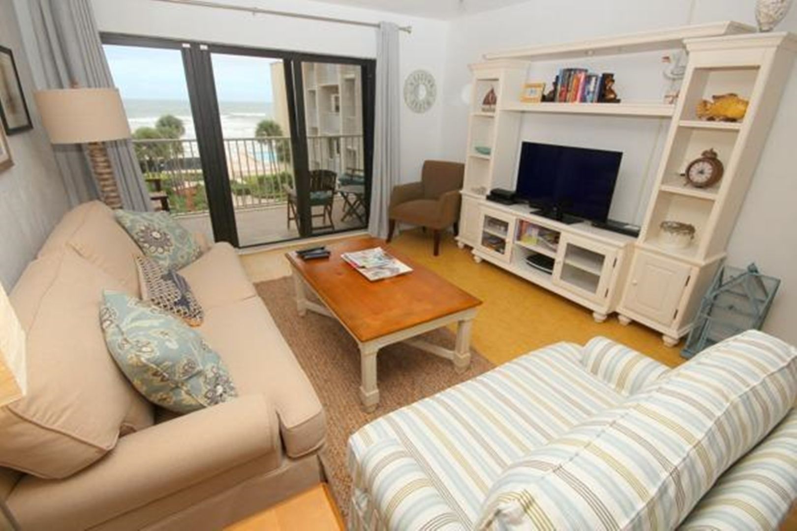 Apartment | Living area | TV