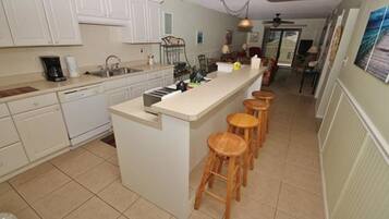 Apartment | Private kitchen | Fridge, oven, stovetop, coffee/tea maker