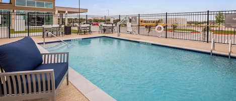 Hồ bơi ngoài trời, ghế dài tắm nắng