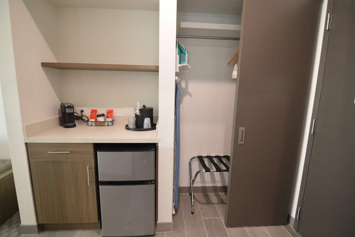 Caja de seguridad en la habitación y escritorio