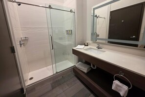Combined shower/bathtub, hydromassage showerhead, free toiletries - Wingate by Wyndham Austin North (Austin)