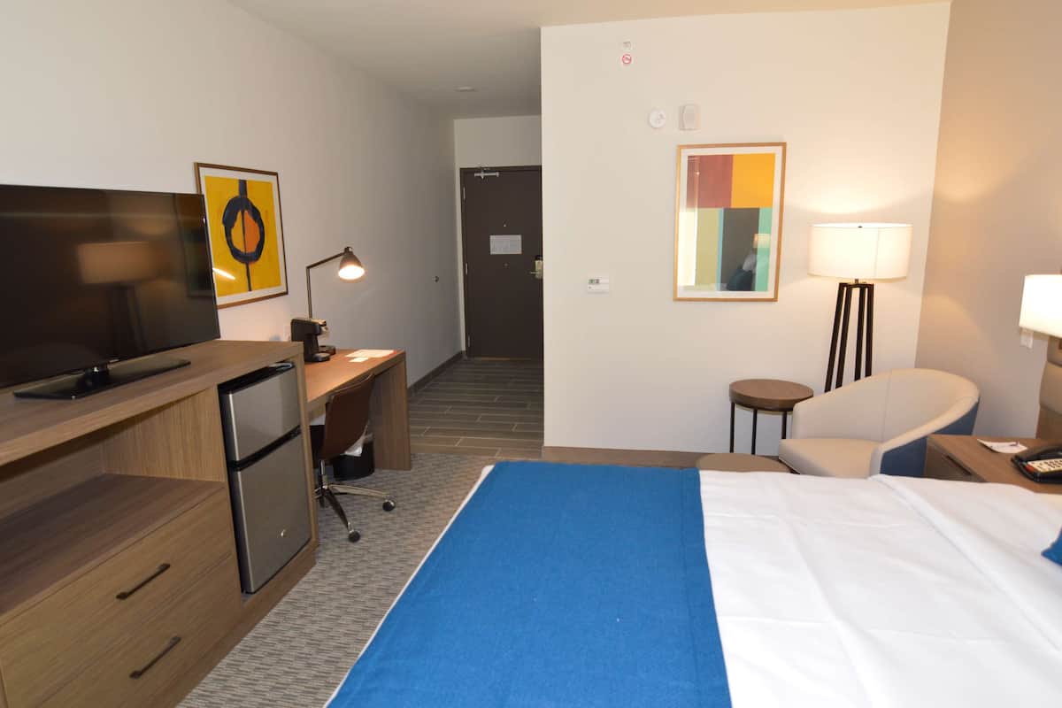 Standard Room, 1 King Bed, Accessible, Bathtub | In-room safe, desk, laptop workspace, iron/ironing board