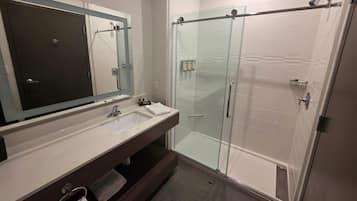 Duschwanne, Hydromassagedusche, kostenlose Toilettenartikel