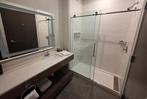 Combined shower/bathtub, hydromassage showerhead, free toiletries - Wingate by Wyndham Austin North (Austin)