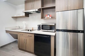 In-room safe, desk, laptop workspace, iron/ironing board - Wingate by Wyndham Austin North (Austin)