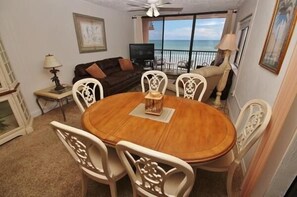 In-room dining - Sunrise 507 Apartment 2 (New Smyrna Beach)