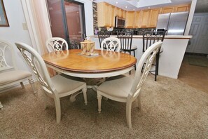Apartemen | Makan di kamar