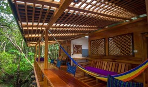 Honeymoon Bungalow Halcón | Terrace/patio - Finca Tatin Hotel (Livingston)