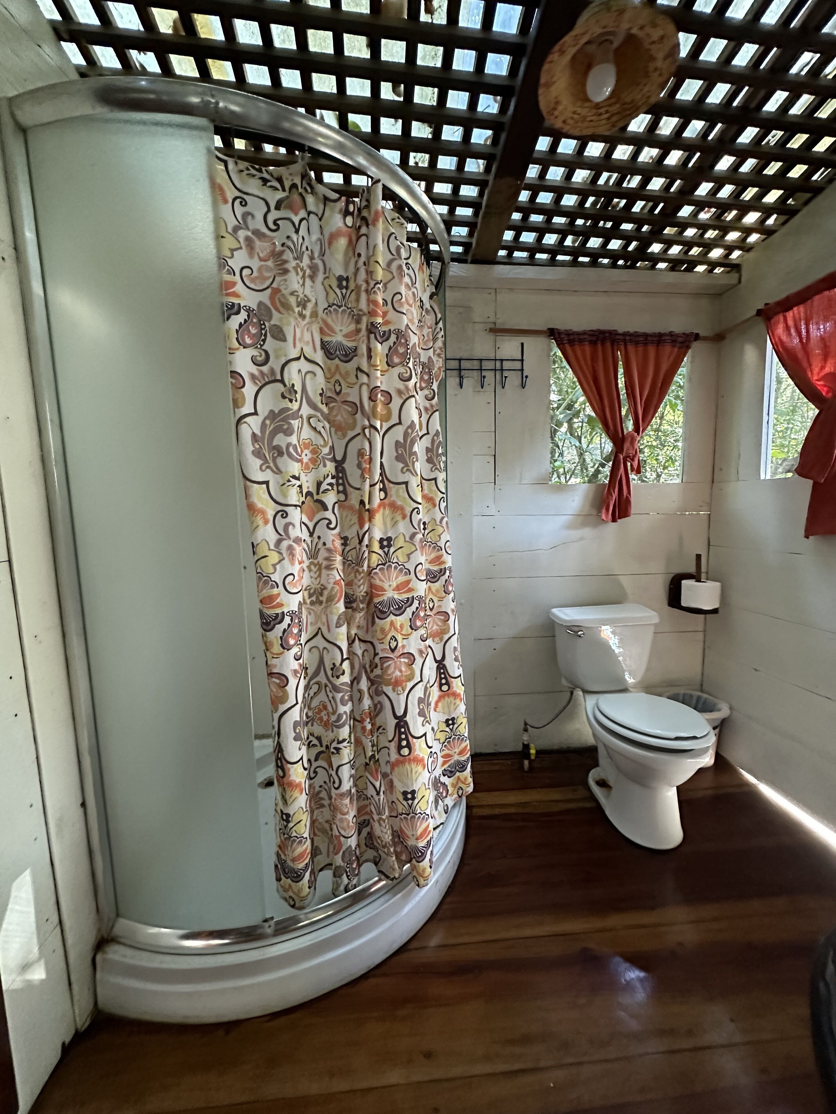 Cabaña Mariposa, Balcon y vista al río | Baño | Ducha y toallas