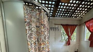 Cabaña Mariposa, Balcon y vista al río | Baño | Ducha y toallas