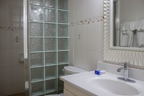 Apartment, 1 King Bed, Non Smoking | Bathroom