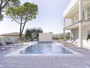Piscina a l'aire lliure de temporada i gandules 