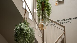 A staircase with hanging plants and a wall with a motivational quote. - L.A. Home (Moniga del Garda)