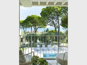 A balcony with a view of a pool and lounge chairs. - L.A. Home (Moniga del Garda)