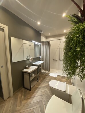 Deluxe Double Room, 1 Double Bed | Bathroom | Deep-soaking bathtub, free toiletries, hair dryer, bidet - L.A. Home (Moniga del Garda)