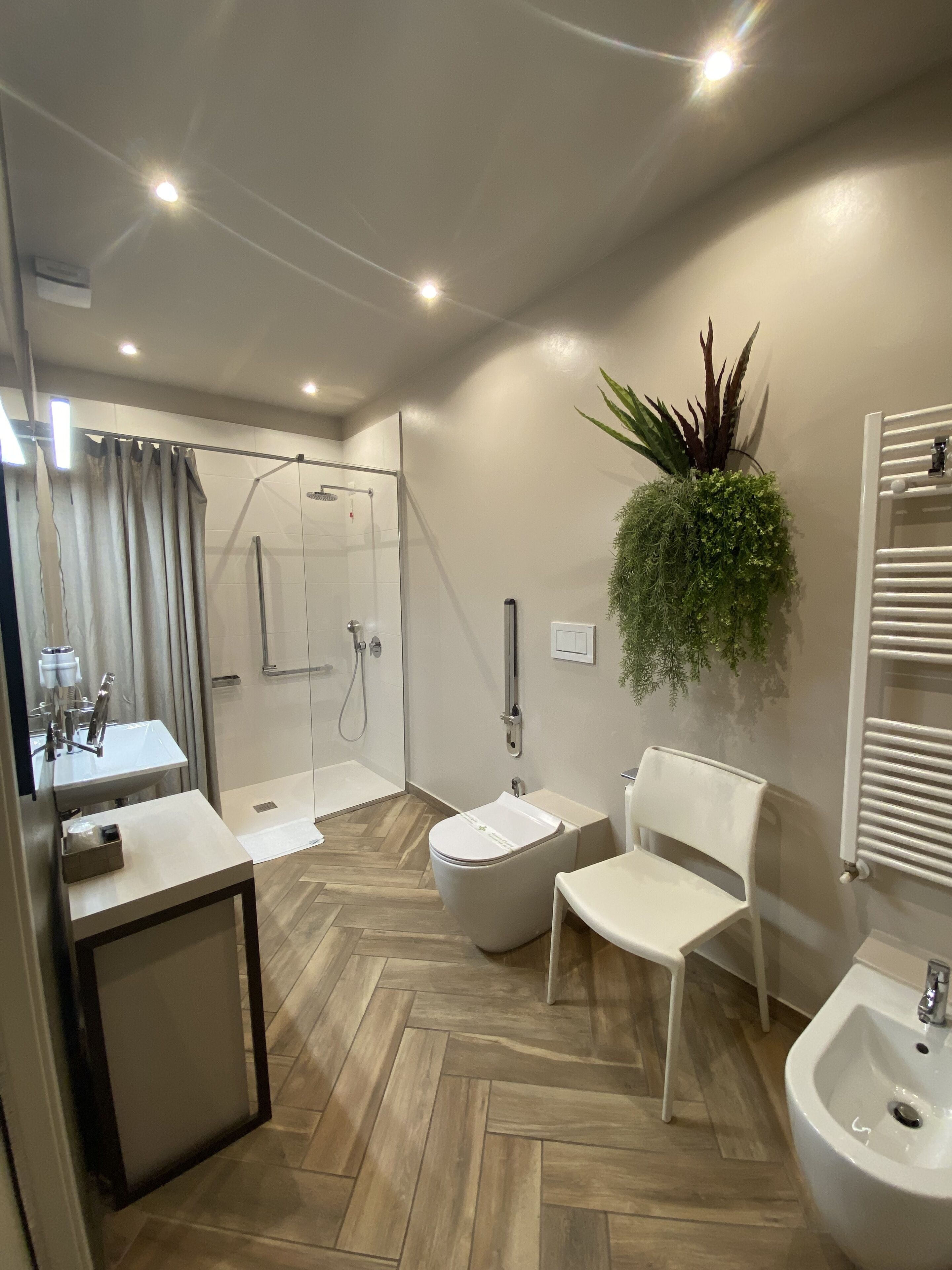 Ein modernes Badezimmer mit Dusche, Toilette, Waschbecken und Bidet.