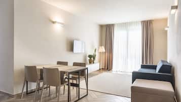 Superior-Apartment, 2 Schlafzimmer, barrierefrei, Seeblick | Wohnzimmer | Fernseher