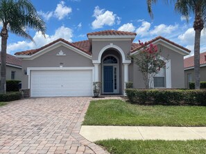A residential house with a garage, a driveway, and a well-maintained lawn. - Davenport Vacation Homes by Shine FM (Davenport)