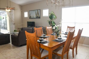 House | In-room dining - Davenport Vacation Homes by Shine FM (Davenport)