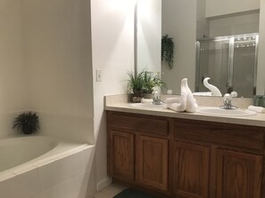 House, Multiple Beds, Private Pool (Tinklers Rest) | Bathroom | Combined shower/tub, free toiletries, hair dryer, towels