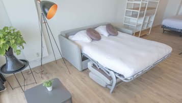 Comfort Studio, Golf View (4) | Living area | 81-cm flat-screen TV with digital channels, TV