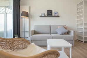 Comfort Studio, Partial Sea View (9) | Living area | 81-cm flat-screen TV with digital channels, TV - Ostend studio (Ostend)