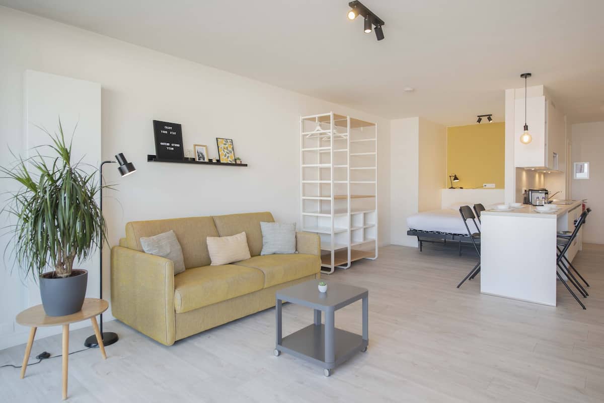 Comfort-studio, osittainen merinäköala (5) | Oleskelualue | 81–senttinen taulutelevisio, jossa digitaalikanavat