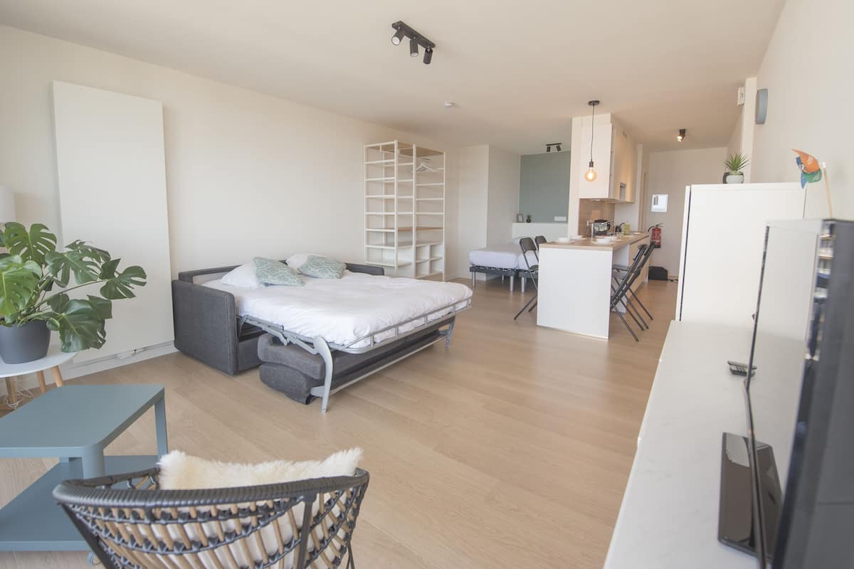 Comfort-studio, osittainen merinäköala (1) | Yksilöllisesti sisustettu, yksilöllisesti kalustettu, pimennysverhot