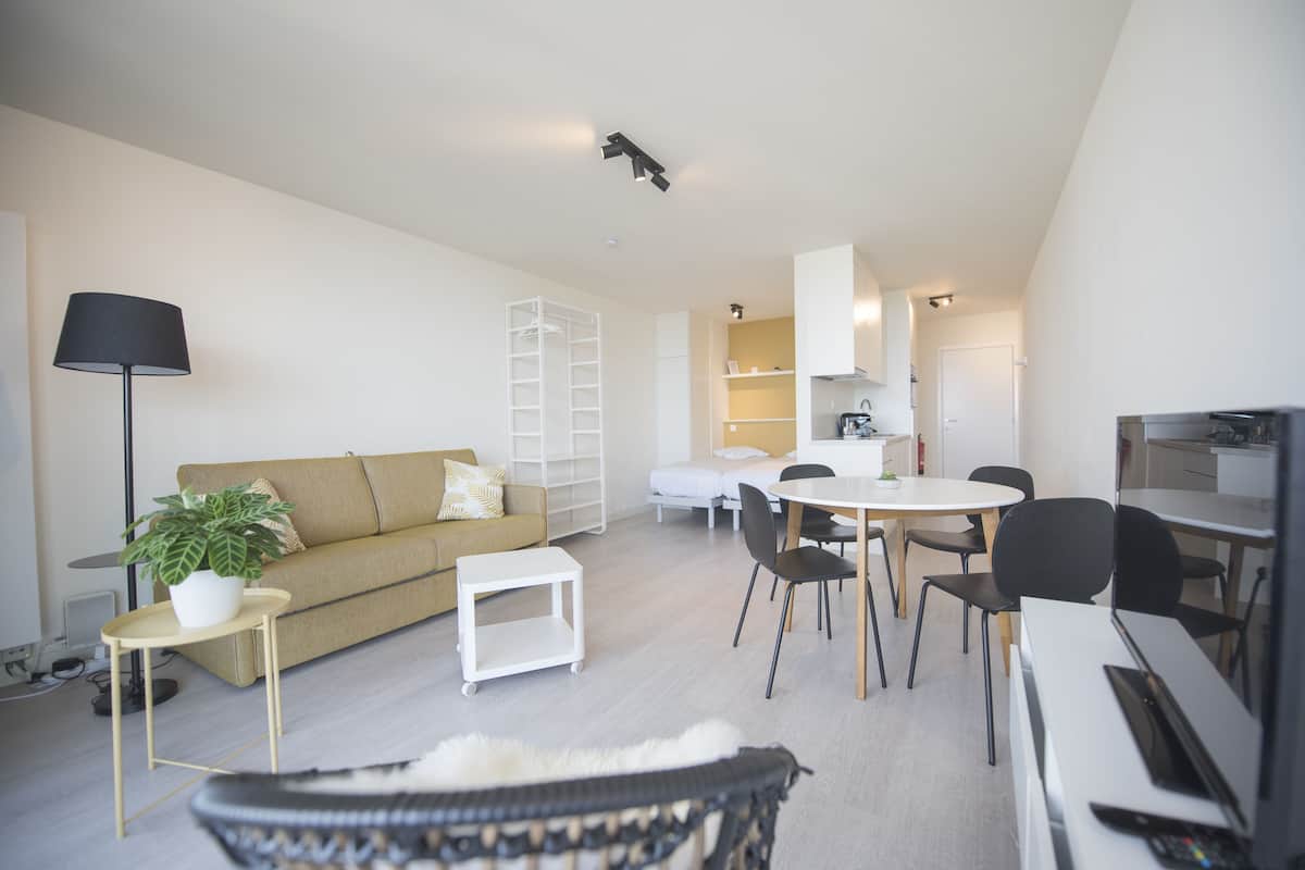 Comfort-studio, osittainen merinäköala (3) | Yksilöllisesti sisustettu, yksilöllisesti kalustettu, pimennysverhot