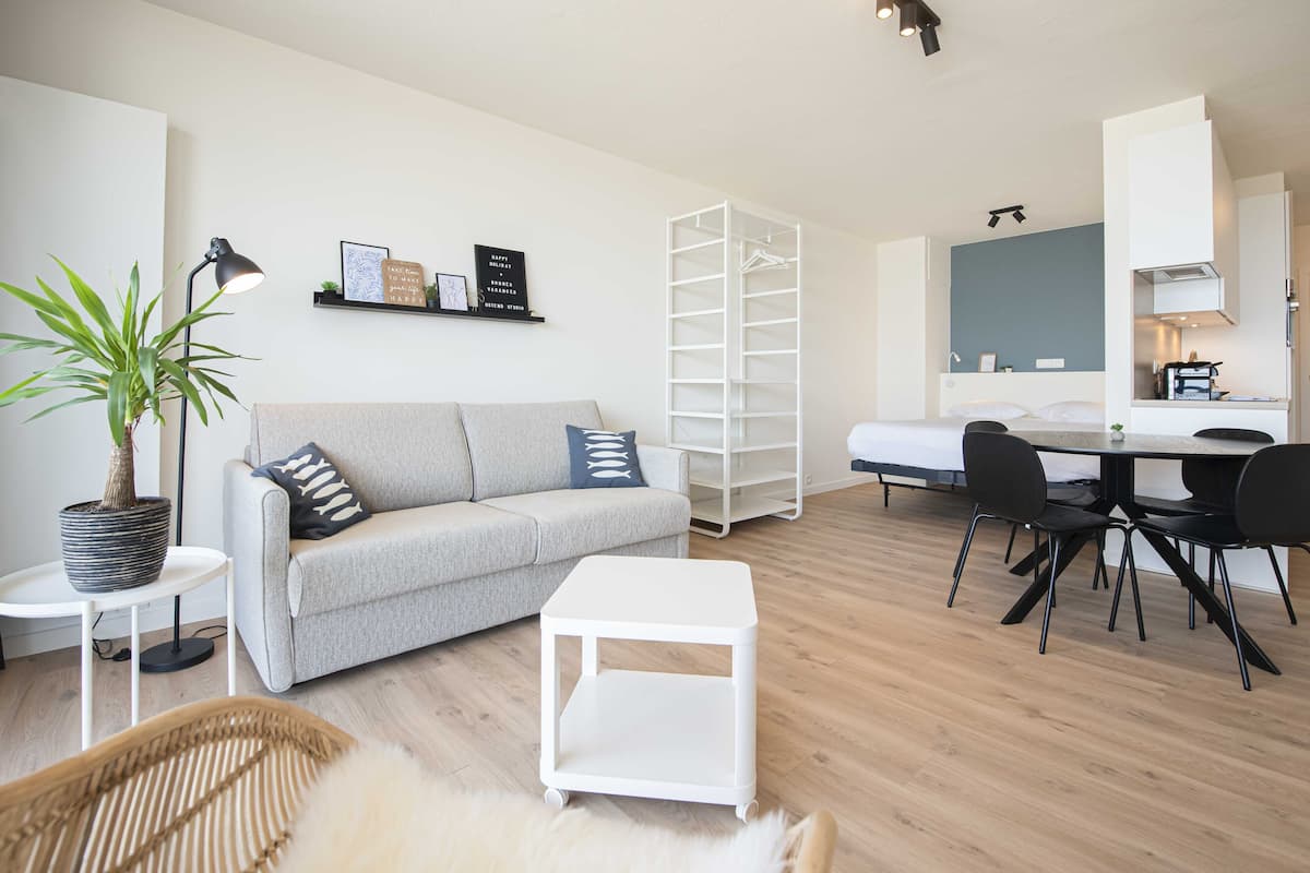 Comfort-studio, osittainen merinäköala (8) | Oleskelualue | 81–senttinen taulutelevisio, jossa digitaalikanavat