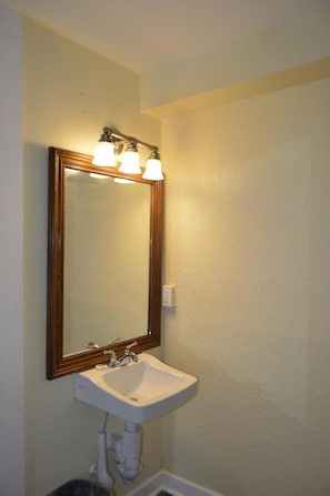 Combined shower/bathtub, free toiletries, towels, soap