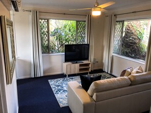 Villa, flere senger | Oppholdsrom | Flatskjerm-TV