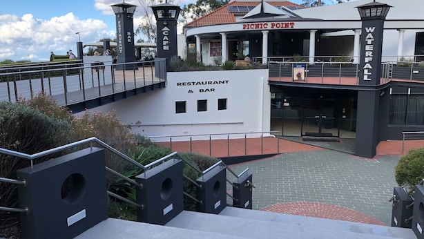 En restaurang och bar vid vattnet med uteservering, ett café och en plats för picknick.