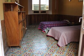 Basic-Doppelzimmer, Gemeinschaftsbad | Bügeleisen/Bügelbrett, kostenloses WLAN, Bettwäsche