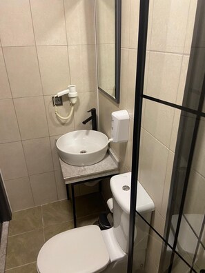 Double Room, 1 Double Bed | Bathroom | Shower, hydromassage showerhead, free toiletries, hair dryer - Guven Suit Otel (Istanbul)