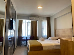 Desk, free WiFi, bed sheets - Guven Suit Otel (Istanbul)