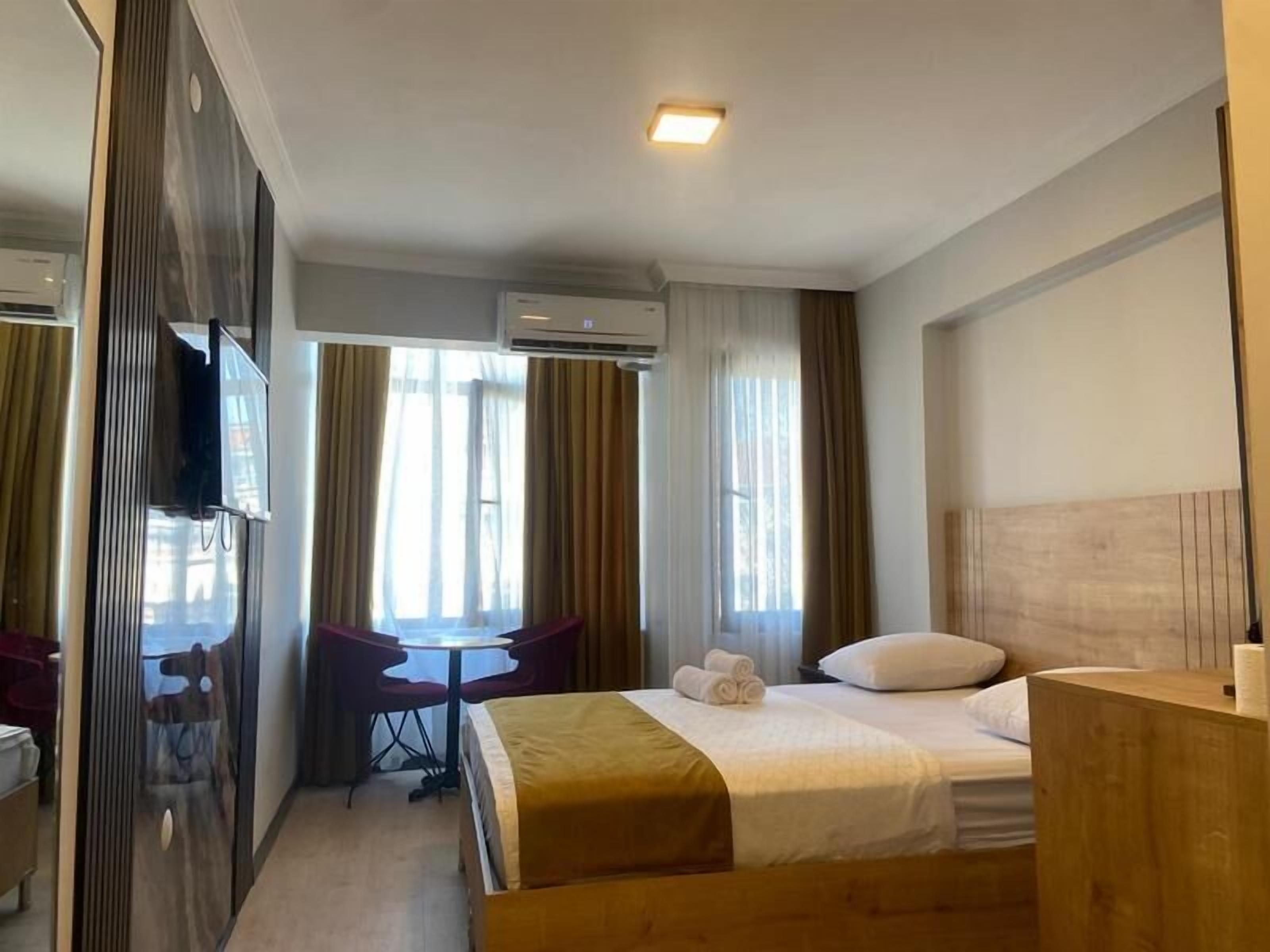 Habitación doble, 1 cama doble | Escritorio y wifi gratis