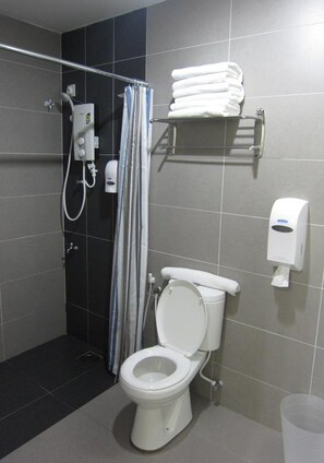 Deluxe-Zimmer, 2 Einzelbetten | Badezimmer | Dusche, kostenlose Toilettenartikel