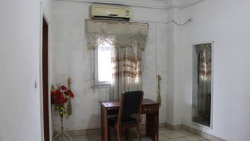 Cortinas opacas, wifi gratis, ropa de cama
