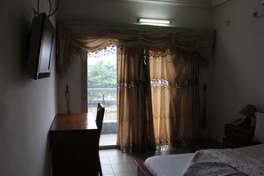 Blackout drapes, free WiFi, bed sheets - Barcelone Hotel (Douala)