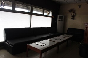 حيث تُقدم وجبات الإفطار، الغداء، العشاء، الأطباق العالمية