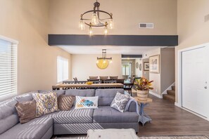 Een smart-tv en een open haard