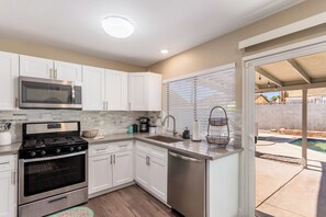 Kjøleskap, mikrobølgeovn, ovn og kokeplater