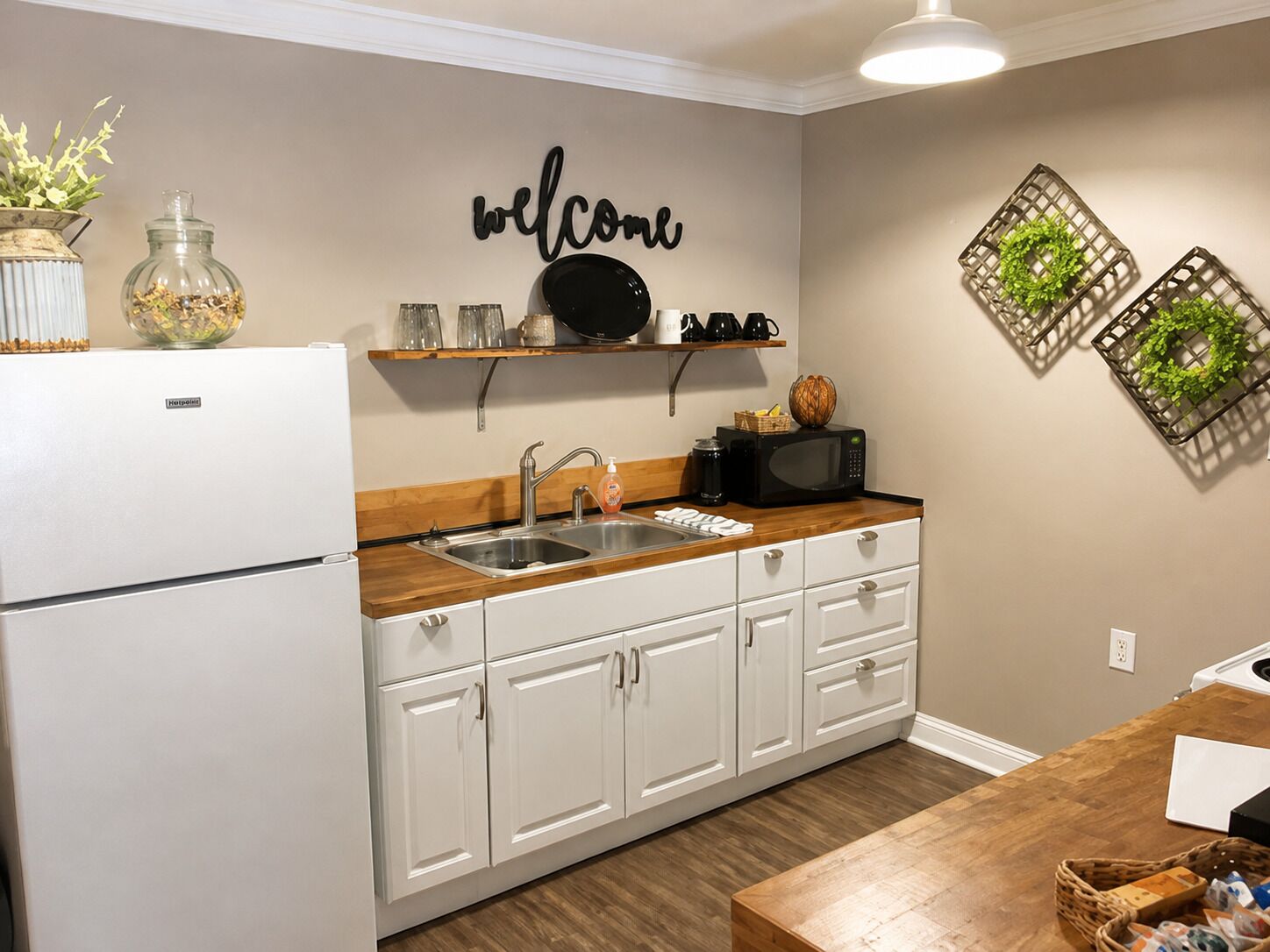 Coffee/tea maker, fridge, microwave, oven